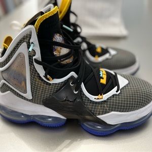 Mens Labron Basketball sneakers in size 10